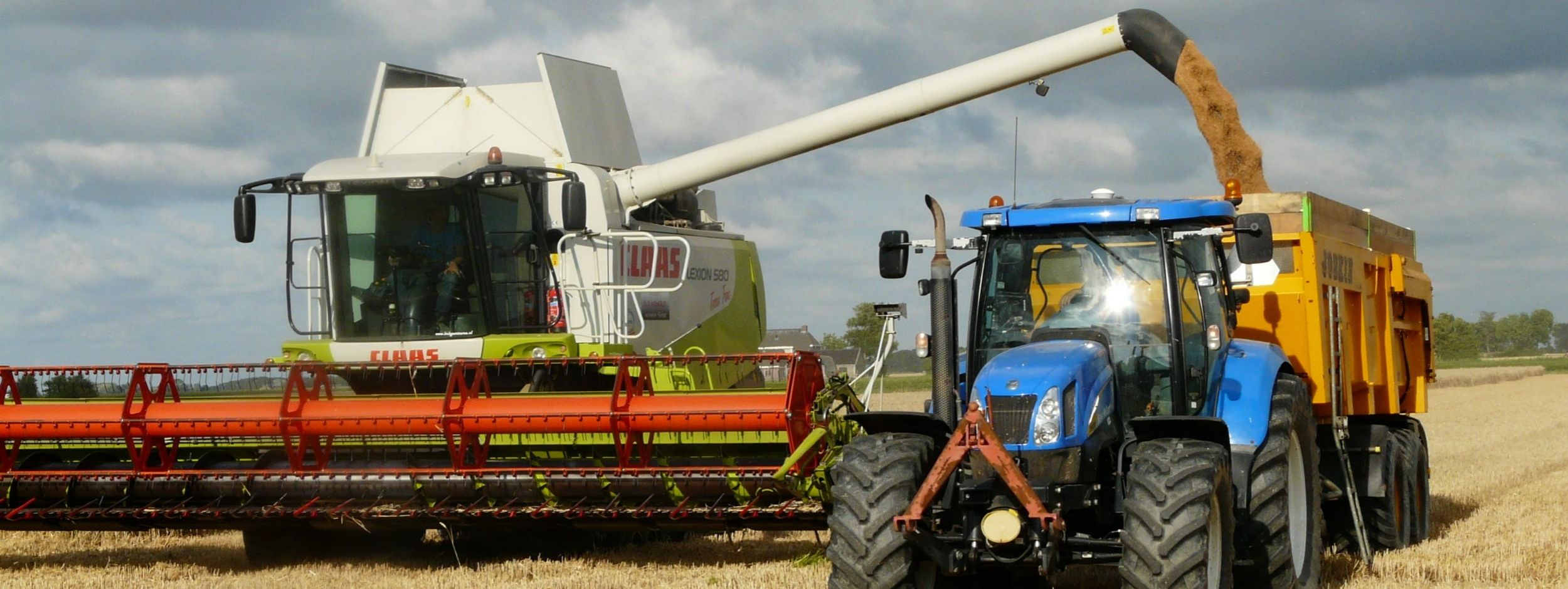 Høst. Mejertærsker og traktor